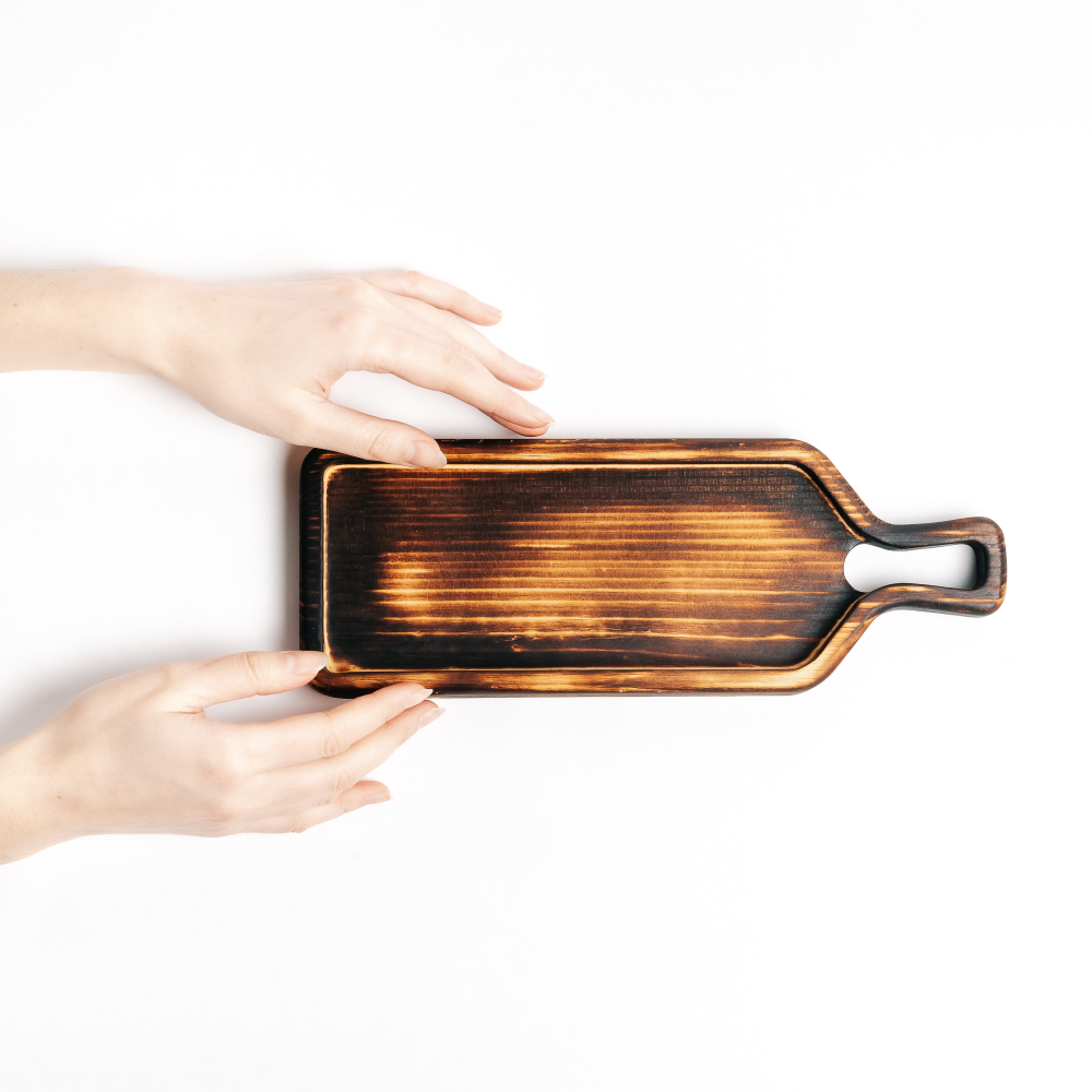 Доска для подачи блюд и закусок из древесины сибирского кедра "бутылка". RD96