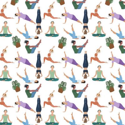 Девушки занимаются йогой