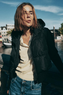 ZARA СТЕГАНАЯ КУРТКА С КАПЮШОНОМ, ЧЕРНЫЙ