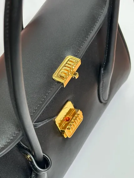 Cумку MIU MIU с двойной ручкой в черном цвете