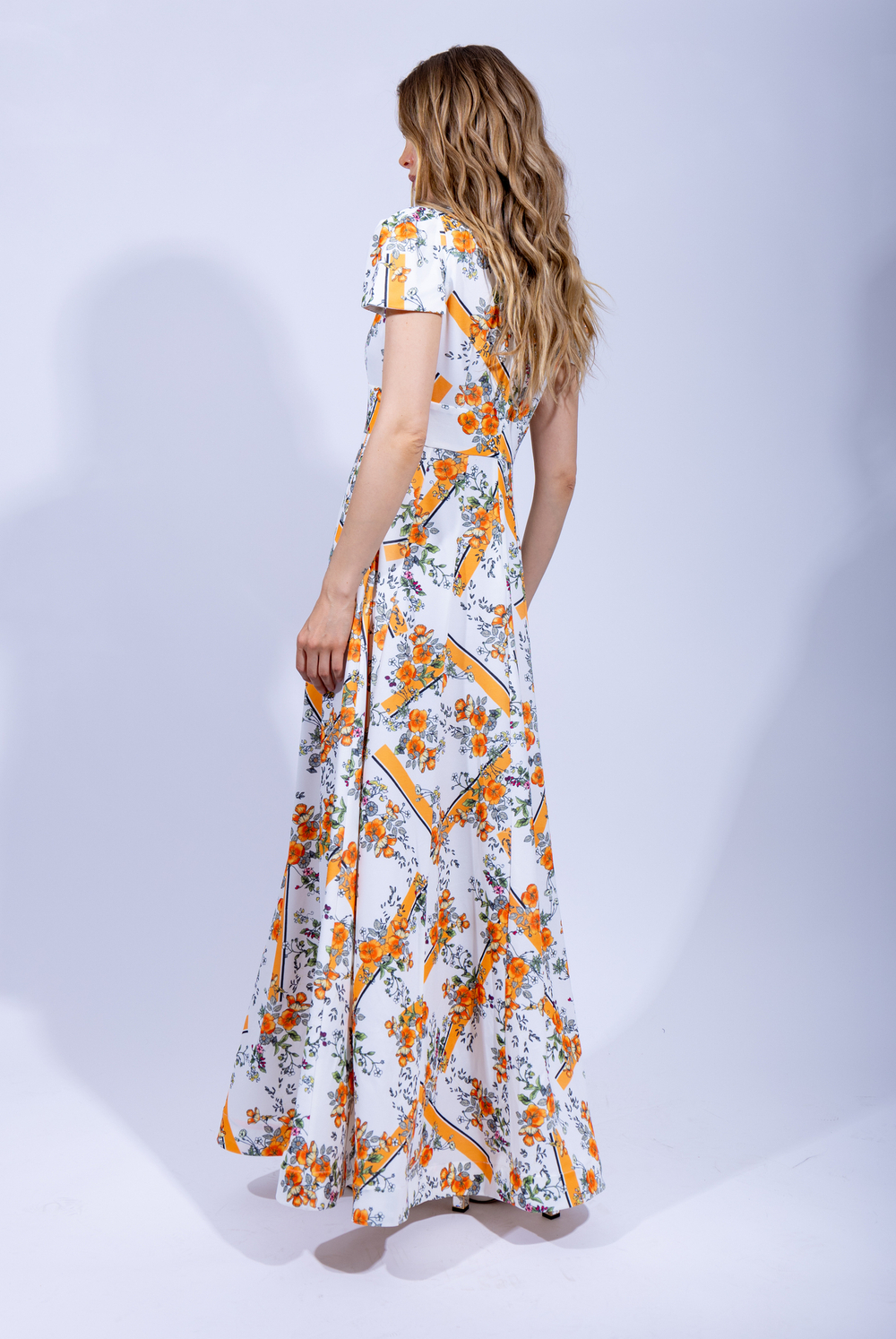 Женское дизайнерское платье белого цвета с оранжевым цветочным узором