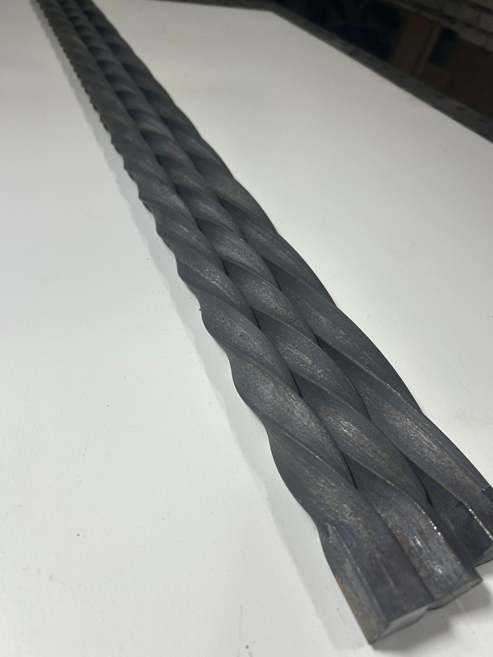 Кованый элемент торсион 1000мм витой квадрат полнотелый 20х20мм