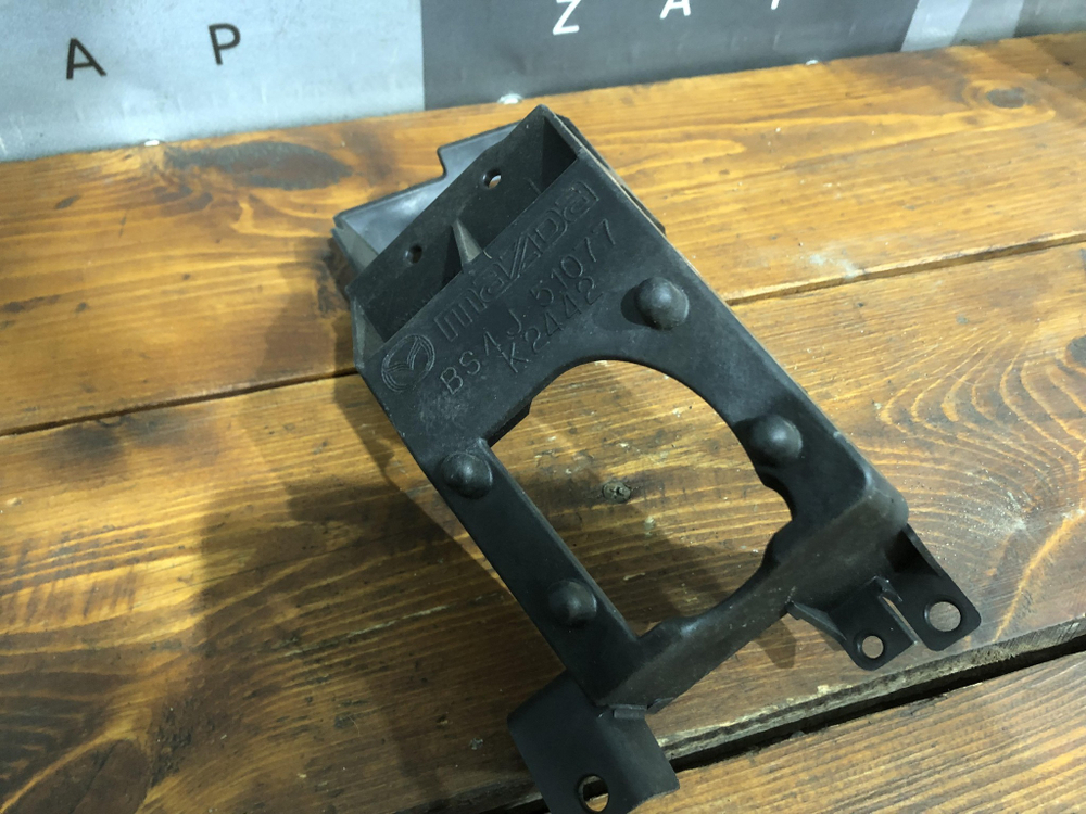 Кронштейн форсунки омывателя Mazda 3 (BK) 02-09 Новое Оригинал BS4J51077