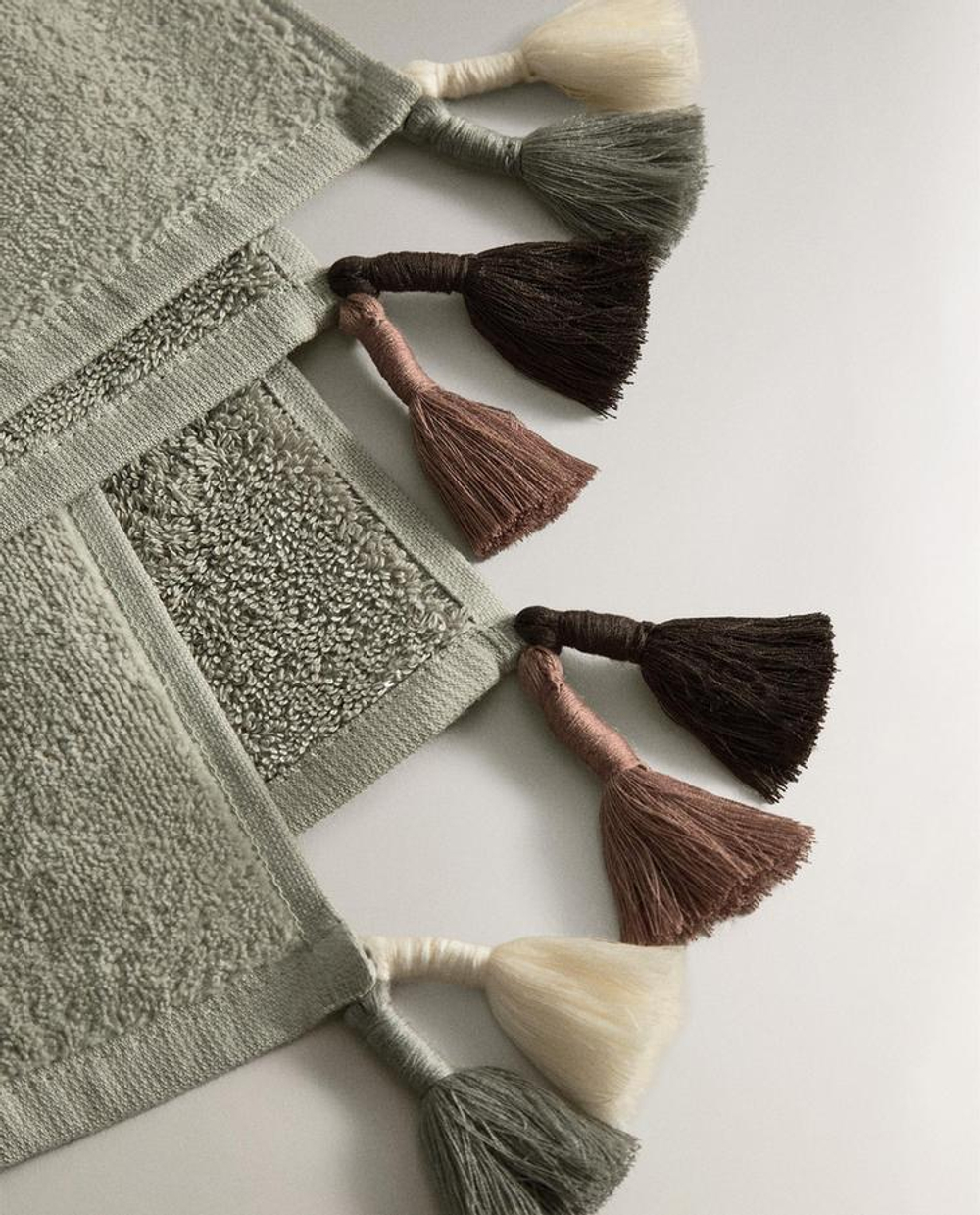 ZARA HOME БАННОЕ ПОЛОТЕНЦЕ ИЗ ВЕЛЮРА С КИСТОЧКАМИ, ЗЕЛЕНЫЙ