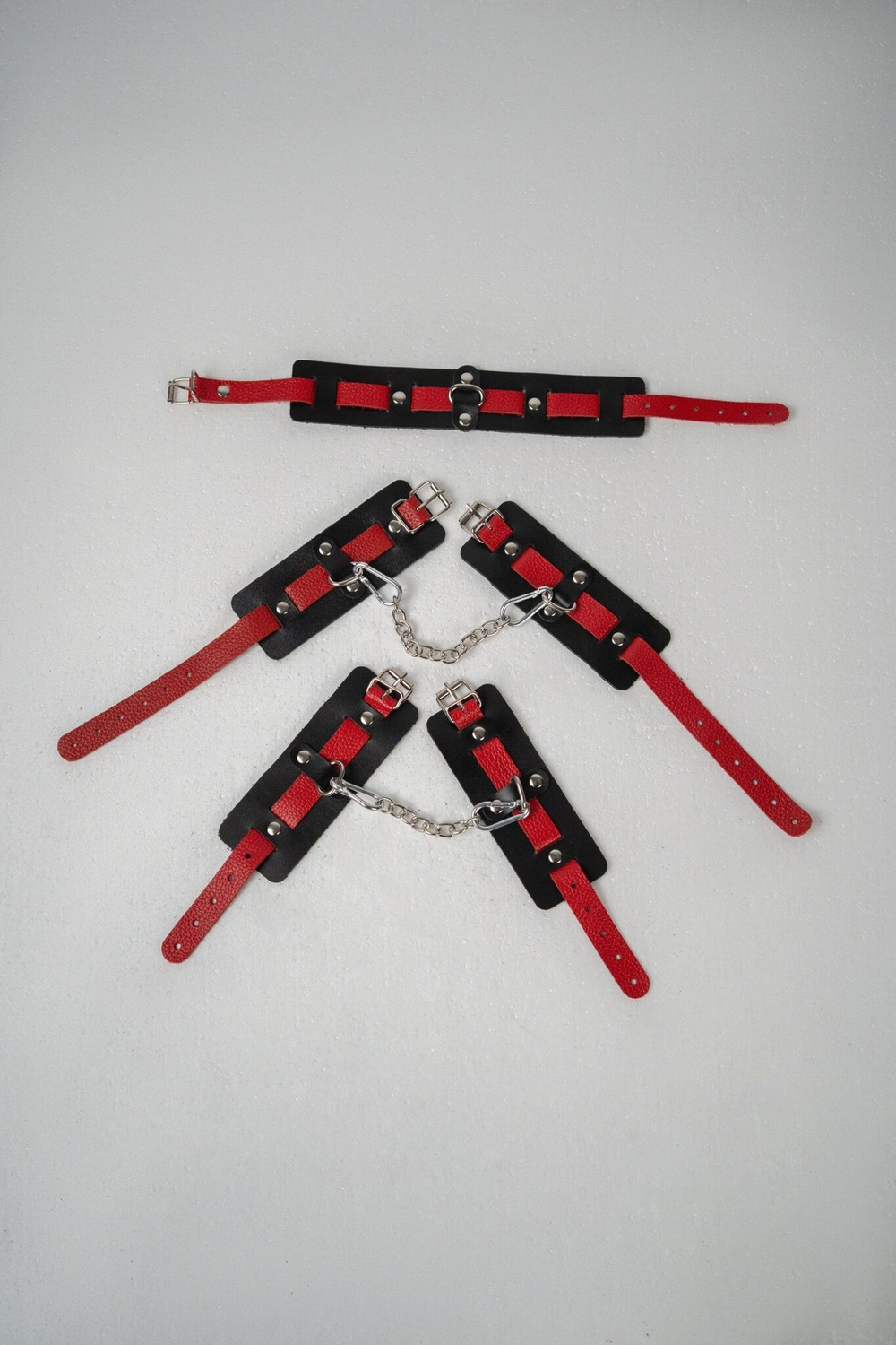 Черно-красный набор фиксаций: наручники, оковы и ошейник (Цвет: черный с красным)