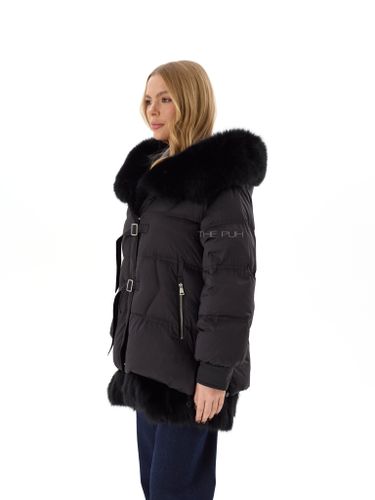 Черный пуховик с ремешками и меховыми вставками