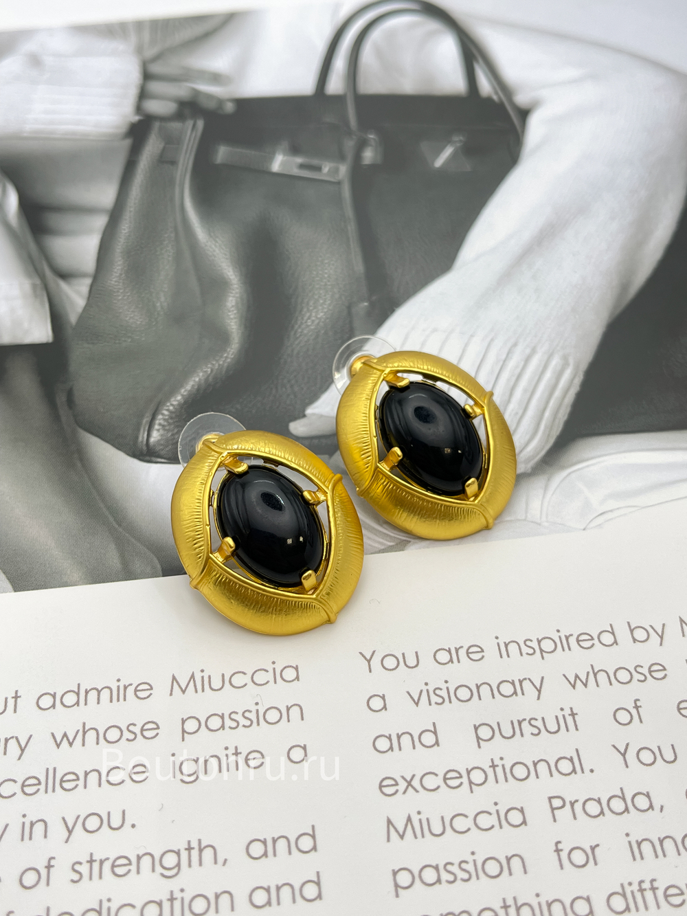 Серьги овальные золотистые с черным камнем