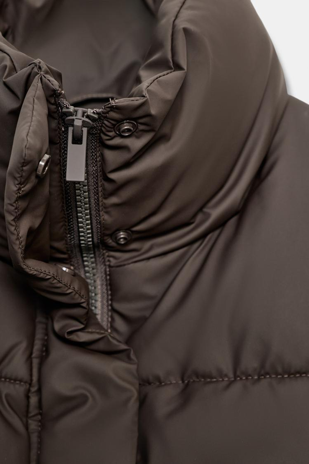 ZARA ПРОРЕЗИНЕННЫЙ СТЕГАНЫЙ ЖИЛЕТ, ТЕМНО-КОРИЧНЕВЫЙ