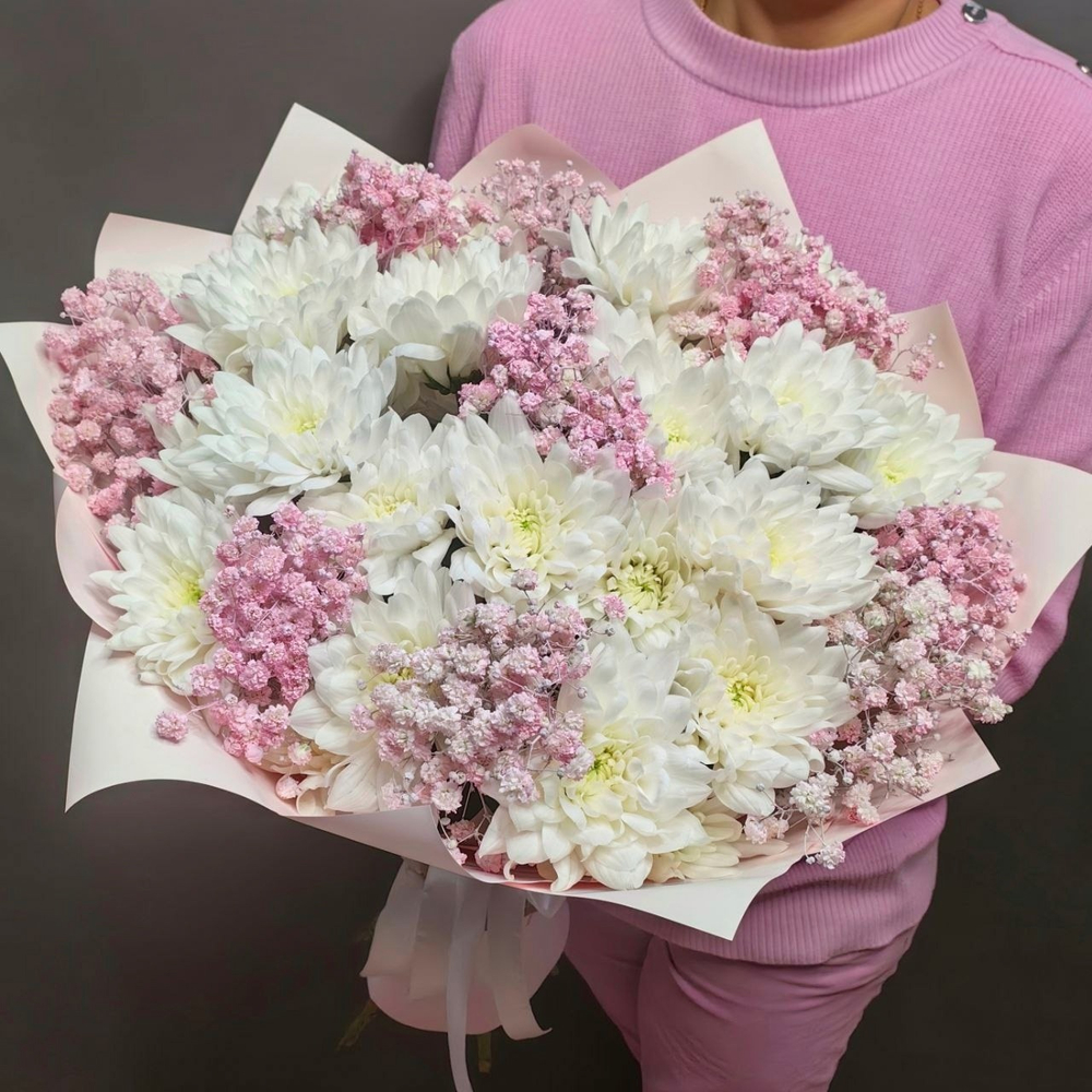 Букет из 5 хризантем сорта "Baltica white" с розовой гипсофилой