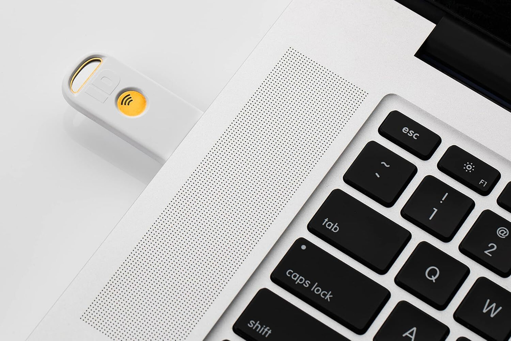 Identiv uTrust FIDO2 NFC+ Security Key USB-A Многофункциональный ключ безопасности с поддержкой FIDO2, PIV, TOTP/HOTP и NFC