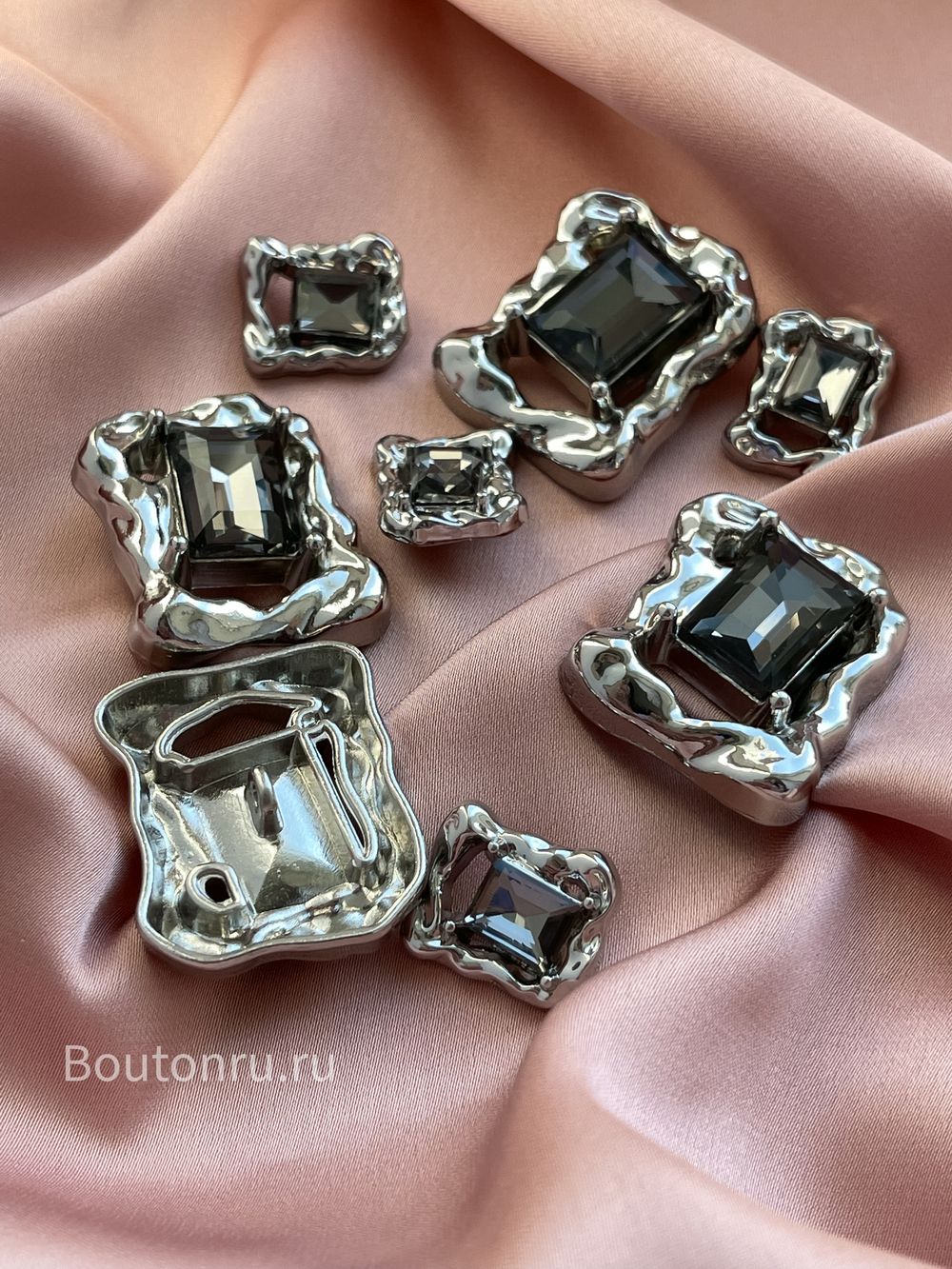 Пуговицы прямоугольные в серебре с камнем мятый металл