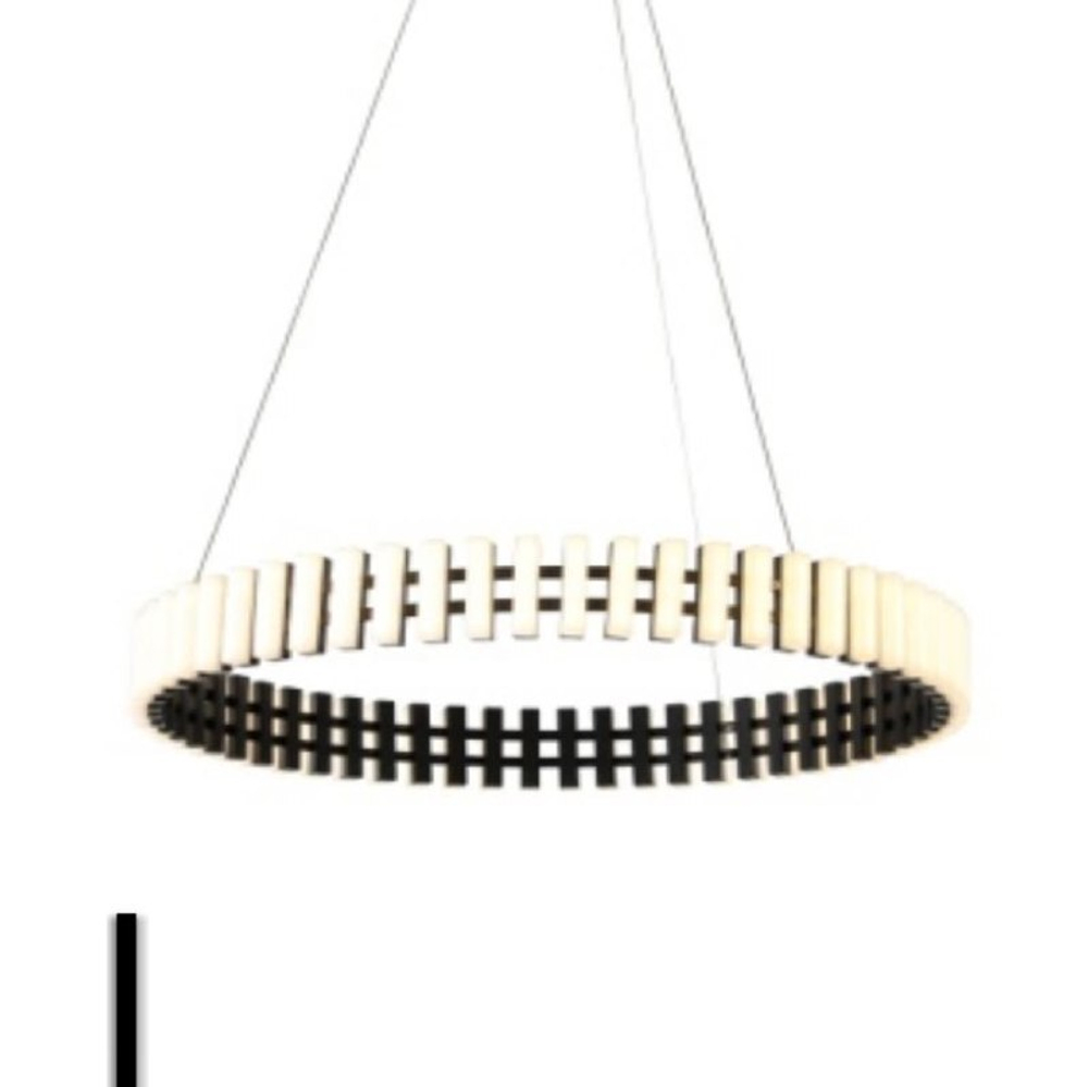 Современная подвесная люстра в форме кольца.