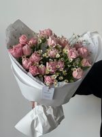 Букет из 25 розовых пионовидных тюльпанов и ромашки