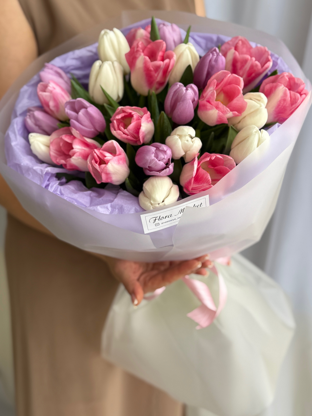 Утонченное сочетание розовых, белых и сиреневых тюльпанов в монобукете от Флора Маркет
