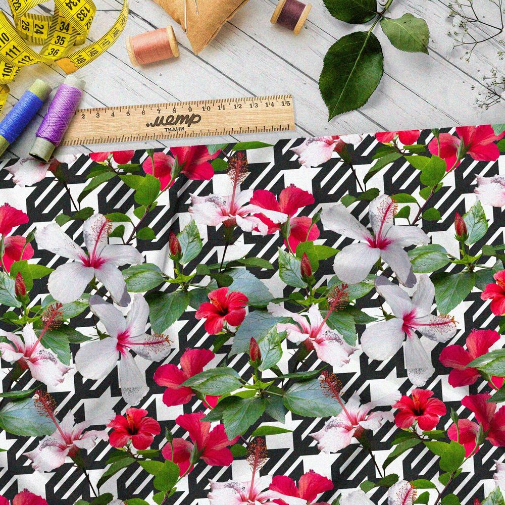 Ткань кулирная гладь яркие цветы на чёрно-белом фоне