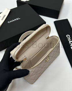 Молочная сумка Chanel прямоугольная с золотой фурнитурой