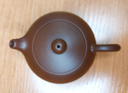 259302 Чайник ИСИН "БЯНЬ СИШИ" (Плоский Сиши" 140мл, в подар.коробке, глина корич.