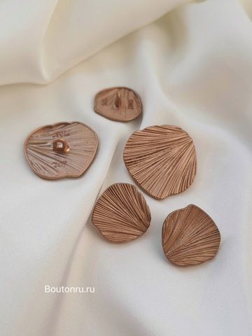 Пуговицы в форме ракушки в матовом золоте