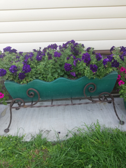 Садовый цветник ящик на подставке узор