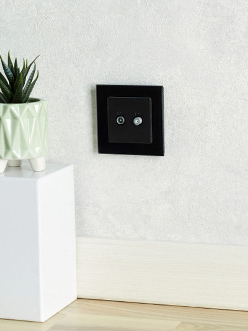 BRITE Розетка двойная TV+SAT РТВ/РСп12-БрЧ черный IEK