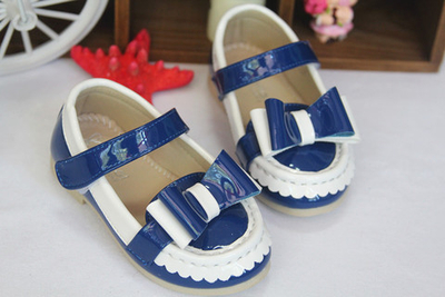 Туфли детские из лаковой кожи с контрастной окантовкой и бантом