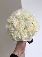 Свадебный букет из оноголовых роз, диантусов и лизиантуса