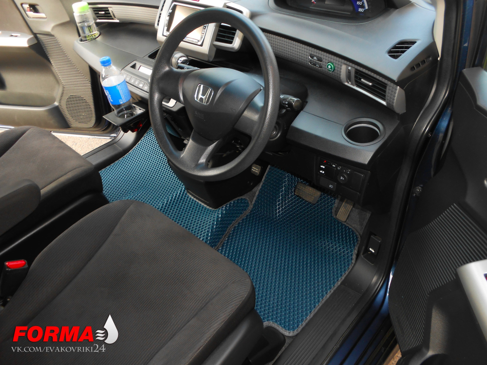 Honda Freed 1 поколение (05.2008 - 08.2016) с проходом во 2-м ряду