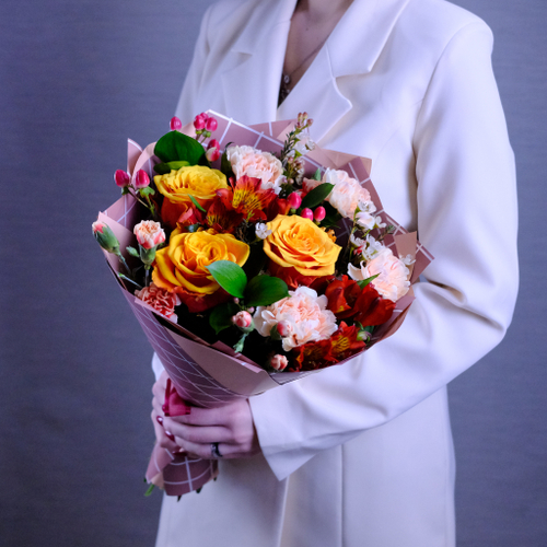 Купить Яркий букет с розами #726