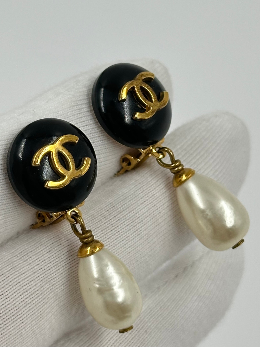 Клипсы с «жемчужными» подвесками Chanel