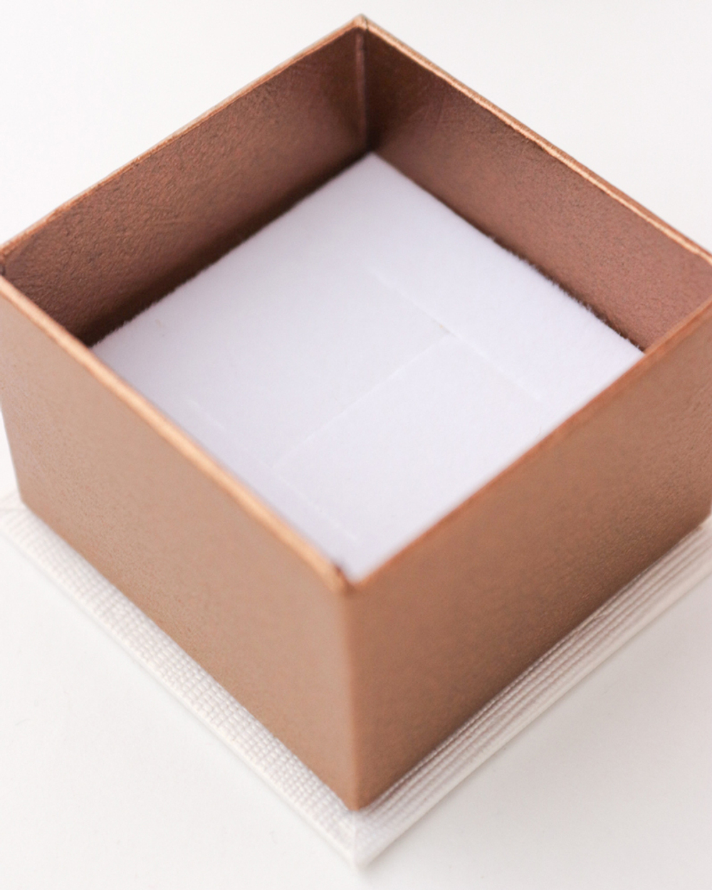 Квадратный футляр «Крем-брюле» для ювелирного кольца