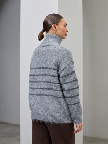 Серый шерстяной кардиган в полоску