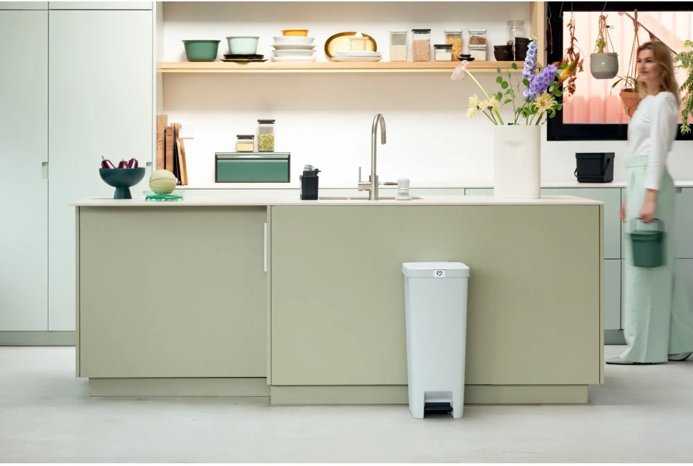 Brabantia Контейнер для мусора StepUp 40л Светло-серый