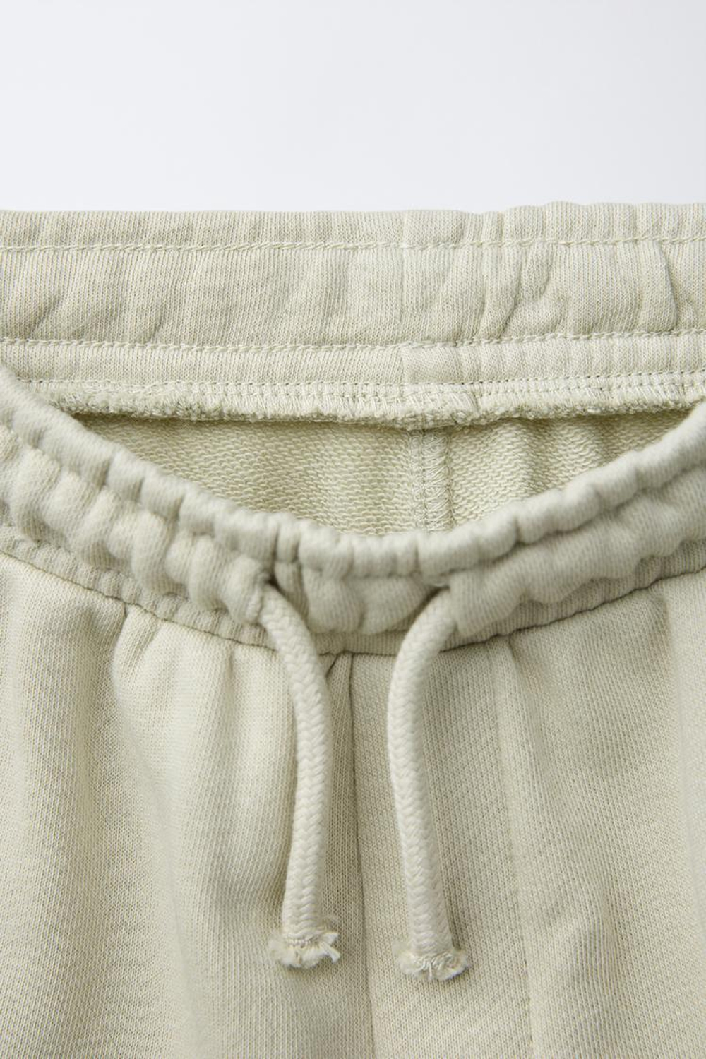 ZARA КОМПЛЕКТ ИЗ ТОЛСТОВКИ ШОРТОВ-БЕРМУДОВ ИЗ МЯГКОЙ ТКАНИ, ОЛИВКОВЫЙ