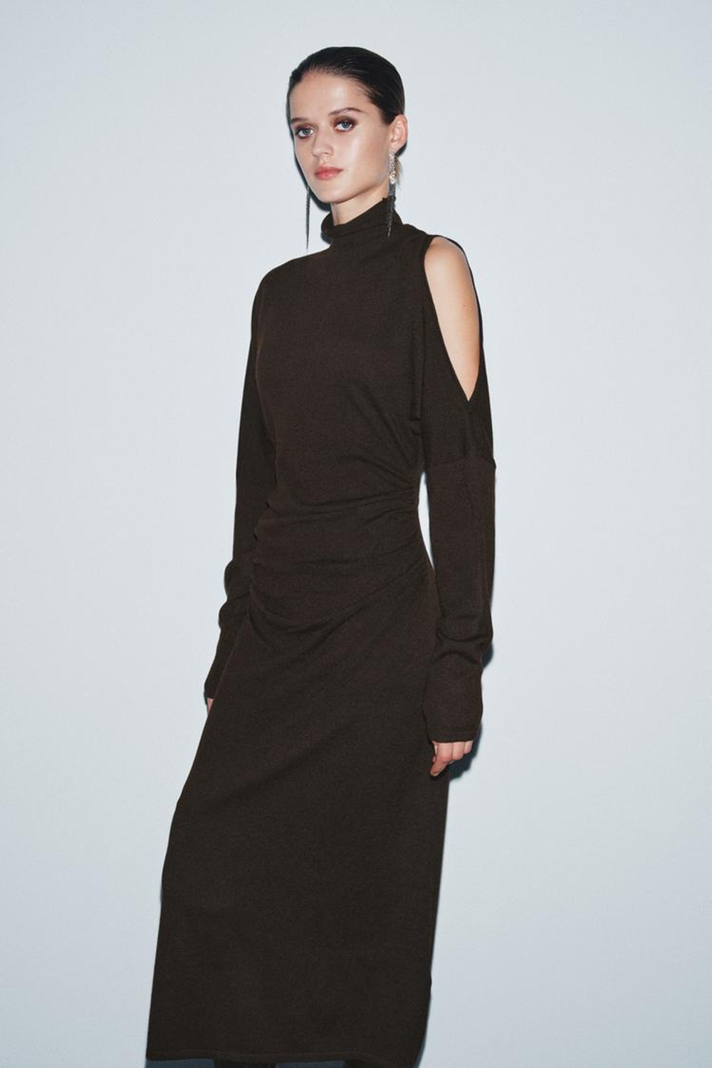 ZARA ТРИКОТАЖНОЕ ПЛАТЬЕ МИДИ С ВЫРЕЗАМИ, КОРИЧНЕВЫЙ