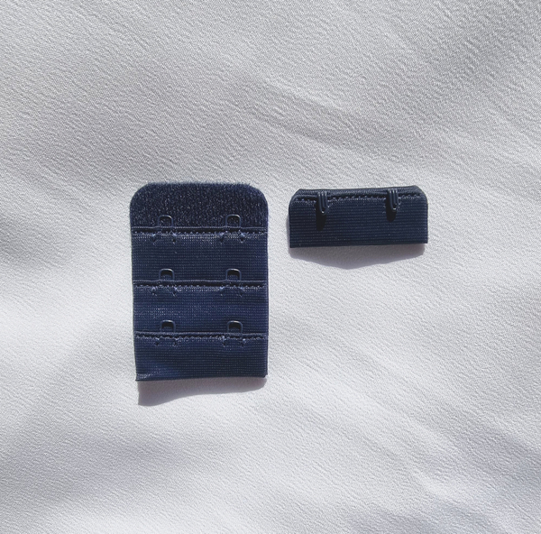 Застёжка на 2 крючка тёмно-синяя 3,8 на 5,5 см