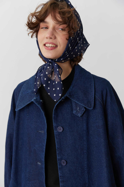 Объемный плащ из синей вареной джинсы