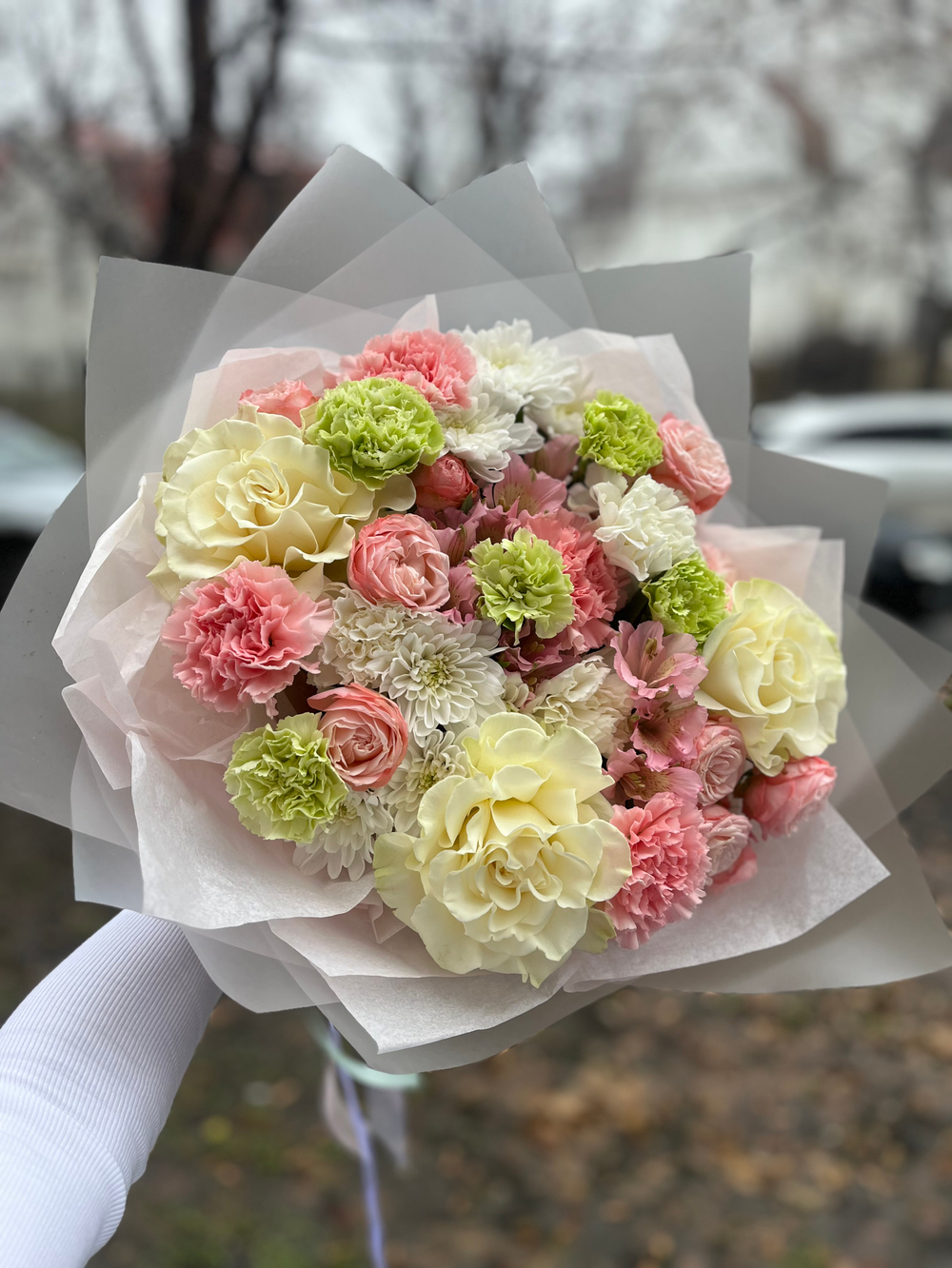 Букет с французскими розами и диантусами