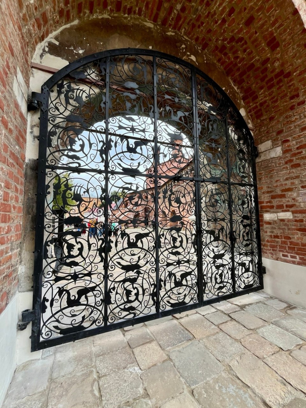 "Крутицкое подворье: жемчужина старой Москвы"- пешеходная групповая экскурсия по Москве.