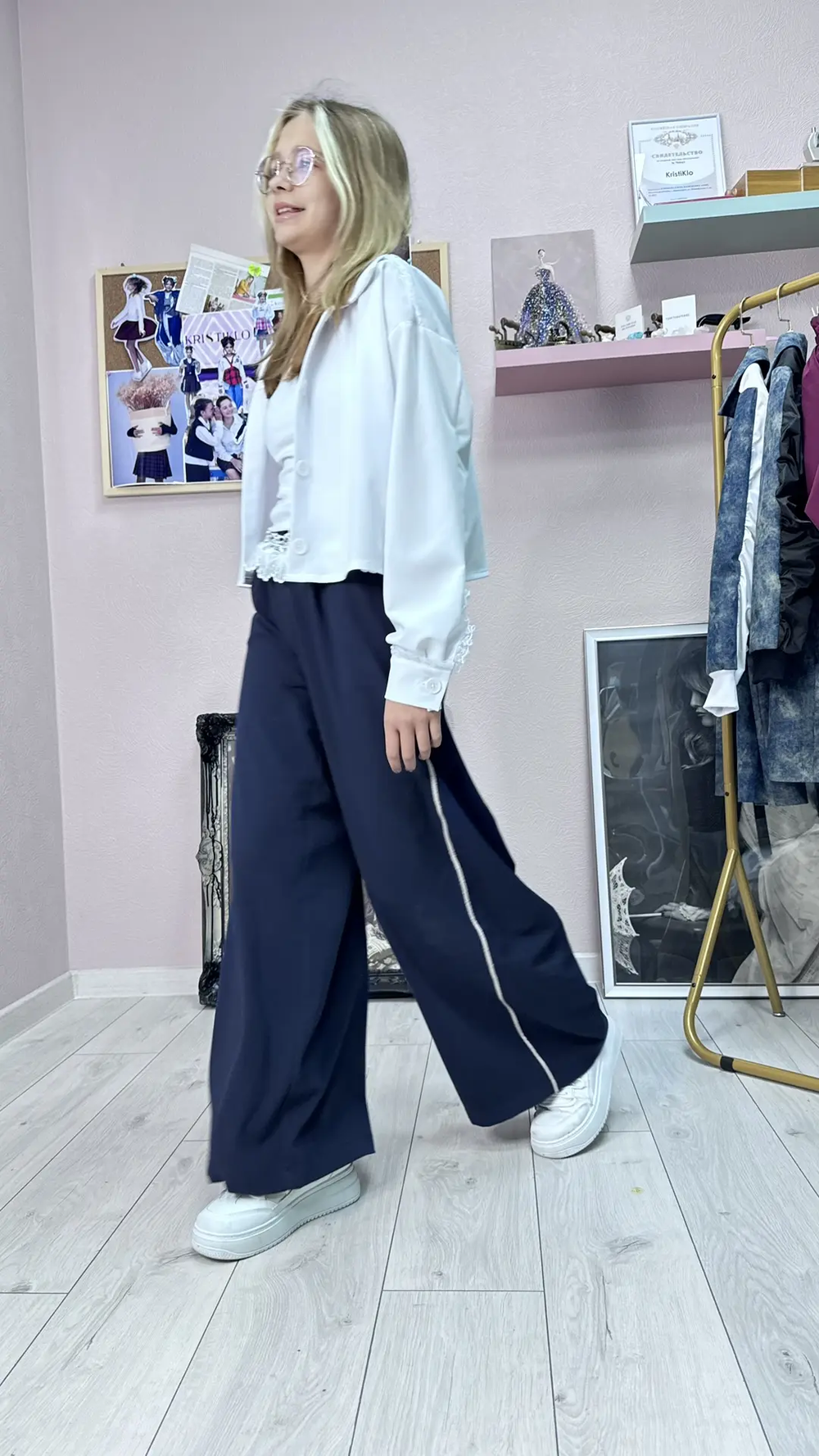 Брюки с лампасами и кружевом