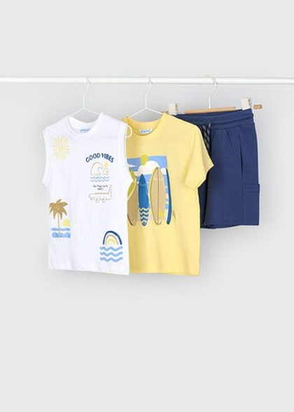 две футболки с шортами