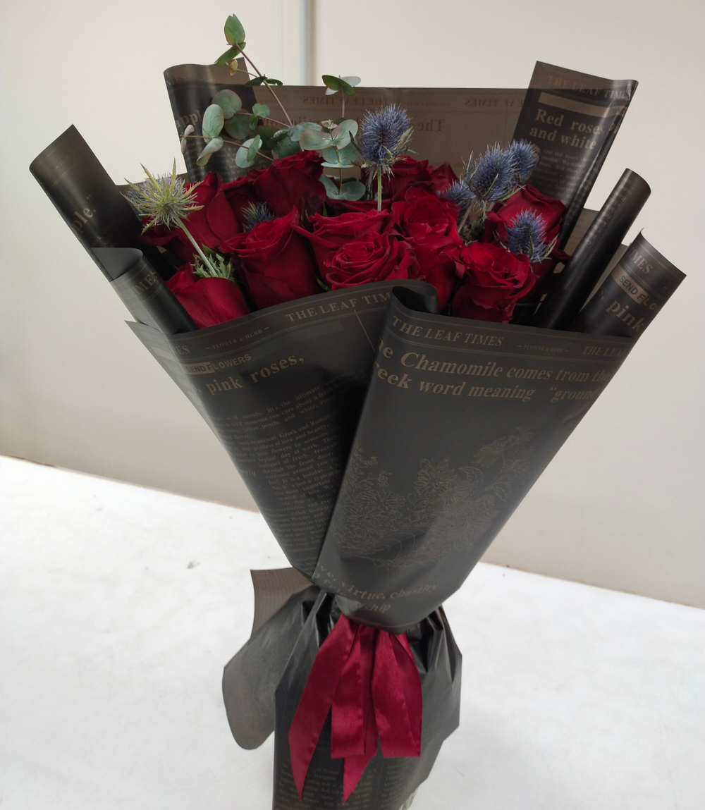 Букет бордовых роз с эрингиумом