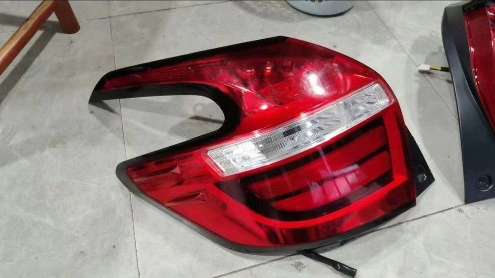Оригинальные задние фонари (левый + правый) Toyota Yaris L (XP150)