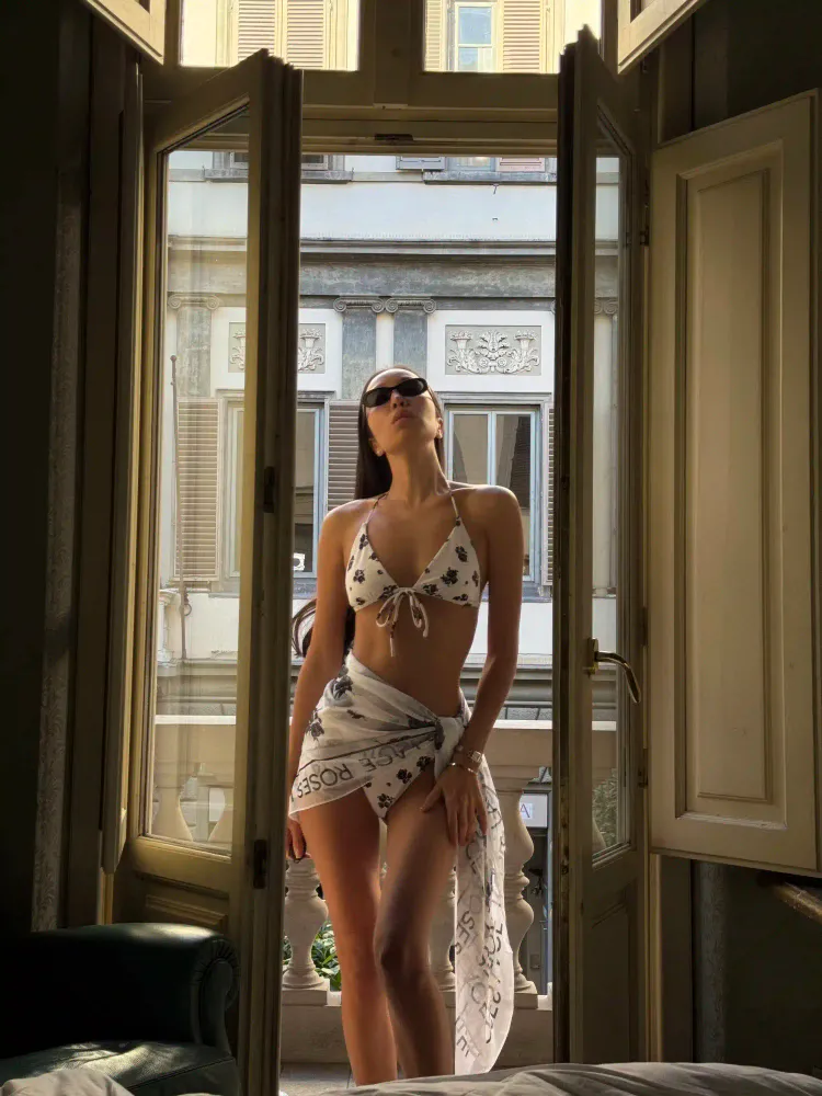 Gill, купальник из бифлекса раздельный, молочный с цветочным принтом и парео