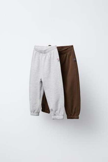 ZARA КОМПЛЕКТ ИЗ ДВУХ ДЖОГГЕРОВ ИЗ МЯГКОЙ ТКАНИ С НАШИВКОЙ, СЕРЫЙ МЕЛАНЖ