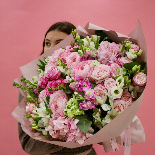 Раскидистый авторский букет с ранункулюсами, кустовыми розами и лизиантусом. Авторский букет 050 Chalet Green