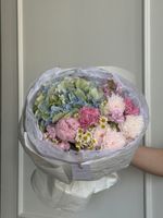 Букет сборный из гортензии, хризантемы, пионов, диантусов и ромашки