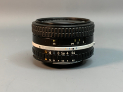 Nikon Series E 35mm f/2.5, налет под передней линзе