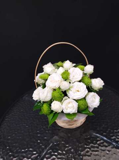 Корзина белых роз и хризантем