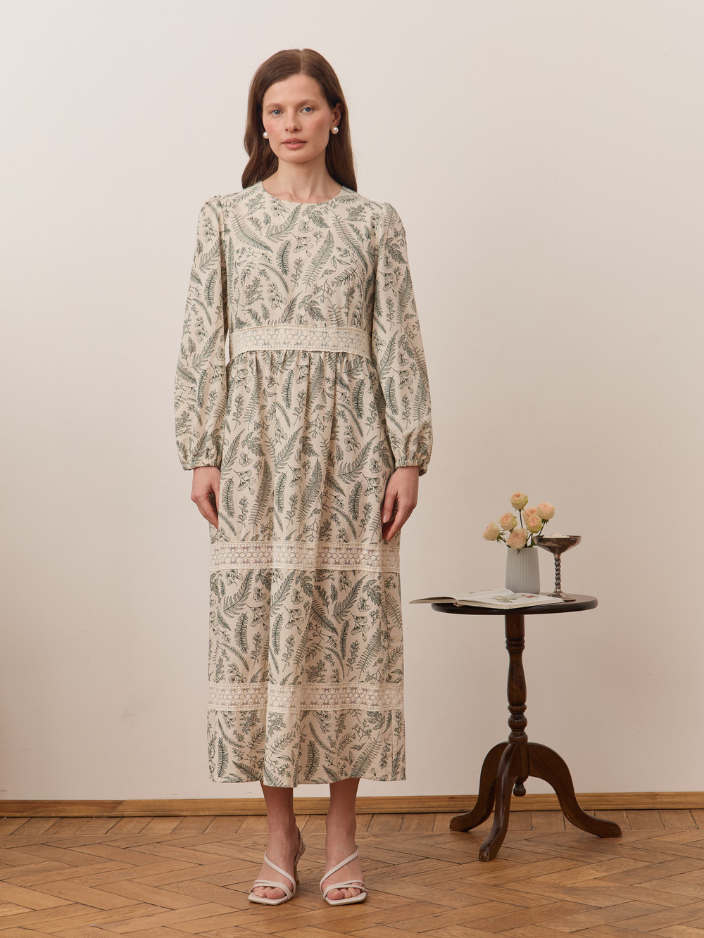 Платье с кружевными вставками