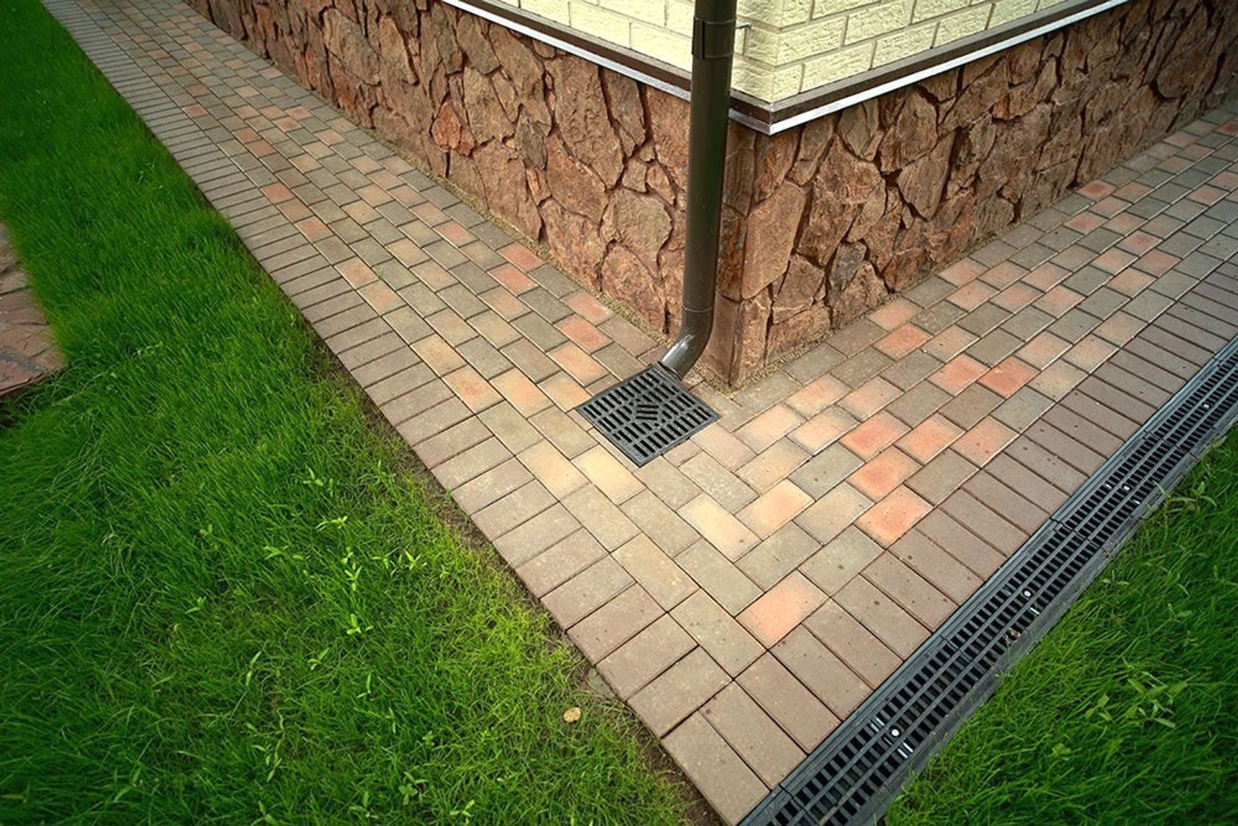 Отмостка из тротуарной плитки
